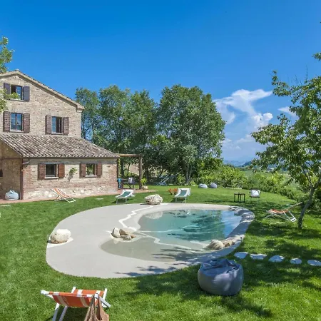 Welcoming In With Swimming Pool ヴィラ Montefelcino