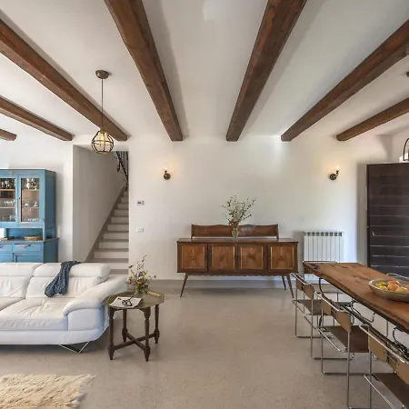 Welcoming In With Swimming Pool Montefelcino