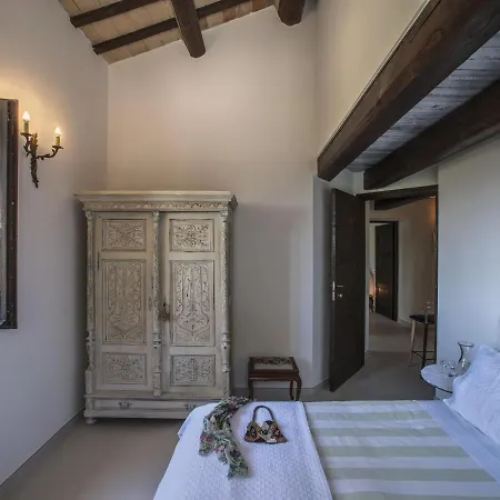 Welcoming In With Swimming Pool *